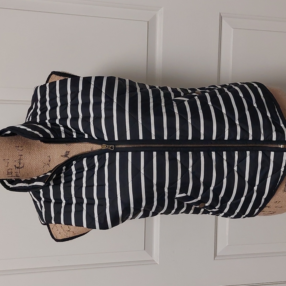 🏷OLD NAVY VEST SIZE XS BLACK/WHITE STRIPED